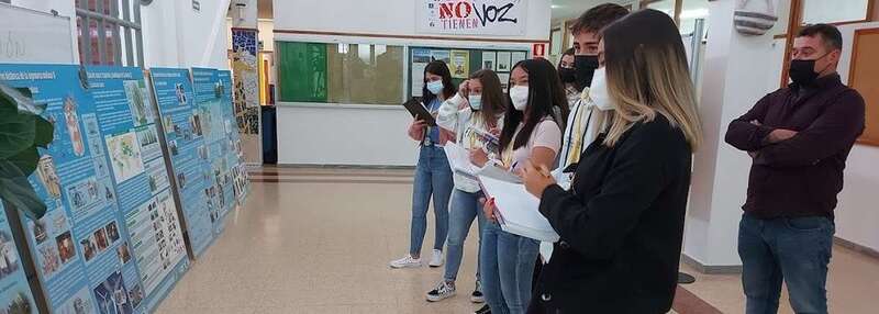 Alumnos toma datos de los paneles de la exposición/TA.